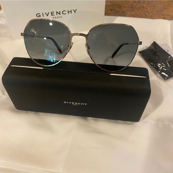 Givenchy sunglasses - Picture 2 of 3